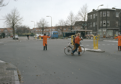 117513 Afbeelding van verkeersbrigadiers bij de oversteekplaats voor voetgangers op de kruising van de Waalstraat en de ...